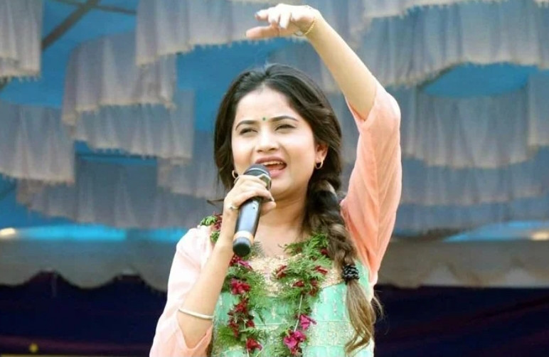 साइबर ब्युरो पुगिन् गायिका एलिना चौहान