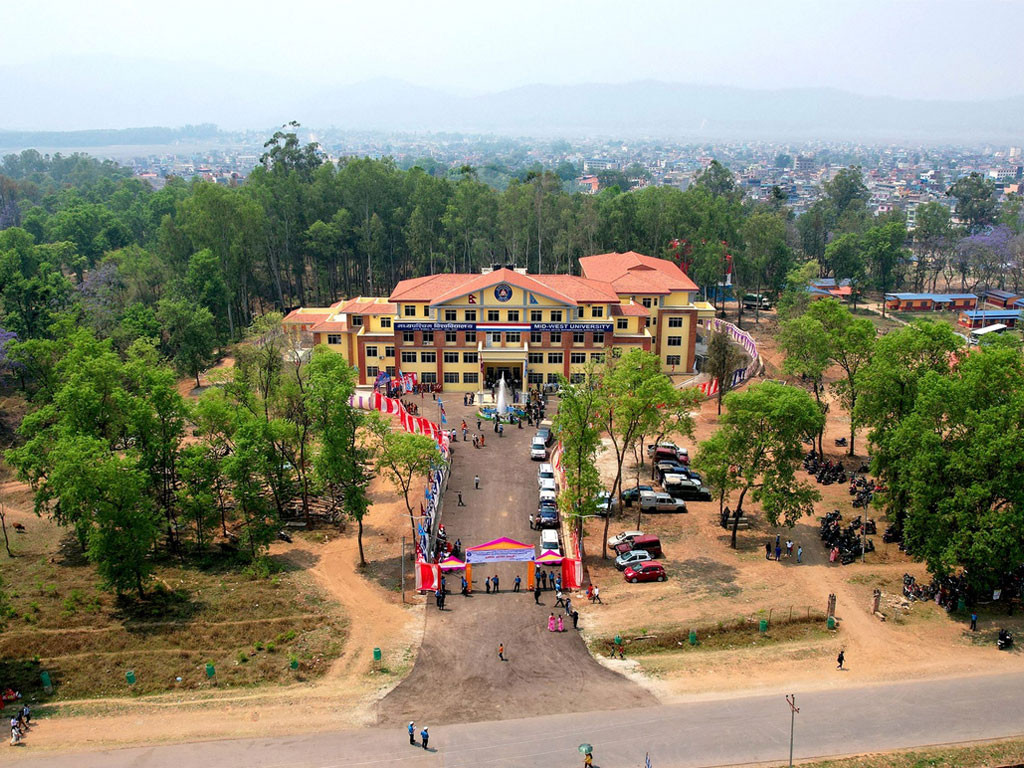 विद्यार्थीले लेखिरहेकै बेला विश्वविद्यालयले परीक्षा स्थगित गरेपछि…