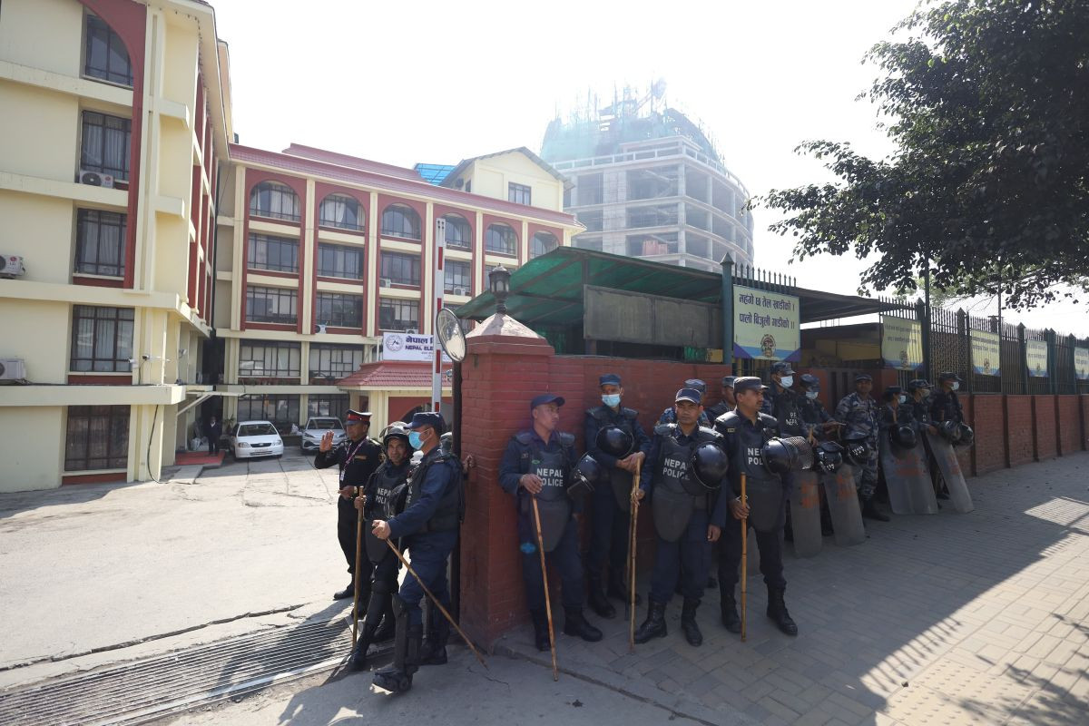 विद्युत प्राधिकरण बाहिर सुरक्षा व्यवस्था कडा