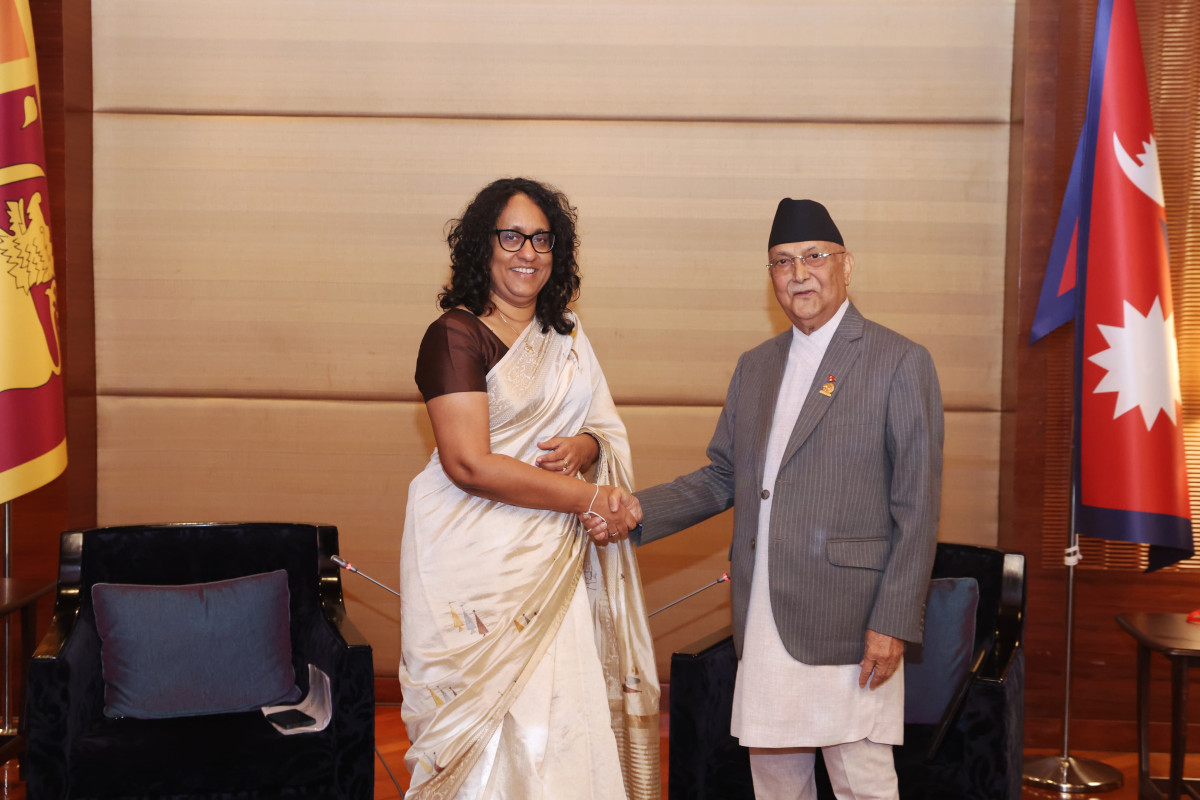 शिखर सम्मेलनमा भाग लिने क्रममा प्रधाानमन्त्री ओली र  श्रीलङ्काका प्रधानमन्त्री हरिनीबीच भेटवार्ता
