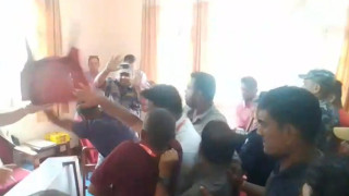 एमाले धनुषा अधिवेशनमा विवाद हुँदा दुई गुटबीच कुटाकुट, कुर्सीसमेत तोडफोड