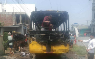 विद्यार्थी बोकेर आउँदै गरेको स्कुल बसमा आगलागी