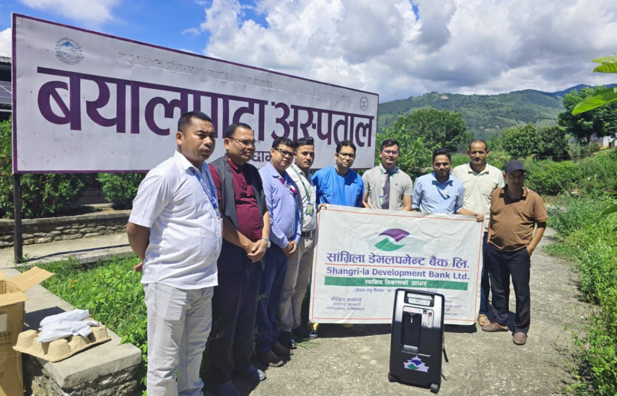 सांग्रिला डेभलपमेन्ट बैंकद्वारा बयालपाटा अस्पताललाई अक्सिजन कन्सन्ट्रेटर हस्तान्तरण