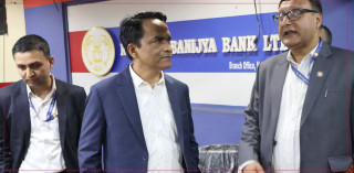 लुटपाट भएको राष्ट्रिय वाणिज्य बैंकको शाखामा अवलोकन गर्न पुगे गभर्नर