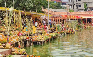 छठको मुख्य दिन आज अस्ताउँदो सूर्यलाई अर्घ्य दिइँदै