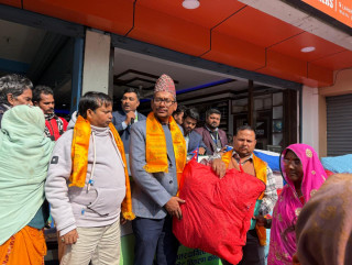 कामना सेवा विकास बैंकद्वारा विपन्न परिवारलाई फाईबर सिरक वितरण