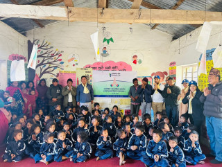 कामना सेवा विकास बैंकद्वारा आधारभूत विद्यालयलाई न्यानो कपडा वितरण