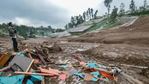 इन्डोनेसियामा प्राकृतिक प्रकोप: ८० जना अझै बेपत्ता