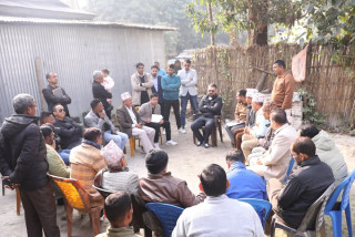 झापा -५ पुगेका बालेन मतदाता भेटघाटमा व्यस्त
