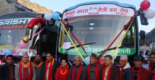 अब बेनीदेखि दिल्लीसम्म बसमा सरर