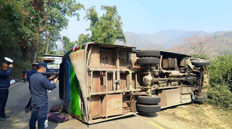 लमही-घोराही सडकखण्डमा बस दुर्घटना हुँदा ९ जना घाइते