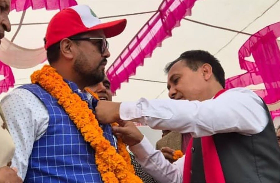 नवलपरासीका रास्वपा सभापति महेन्द्र ठकुरी कांग्रेसमा प्रवेश