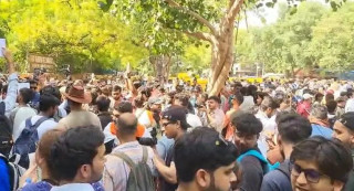 शिक्षामन्त्रीको राजीनामा माग्दै दिल्लीमा ‘ककरोच पार्टी’को आन्दोलन