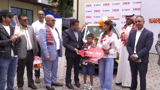 आइएमईद्वारा बीवाईडी एट्टो १ ईभी विजेतालाई पुरस्कार हस्तान्तरण