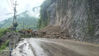 फेरी कृष्णभिर नजिकै पहिरो खस्यो, पृथ्वी राजमार्ग एकतर्फी