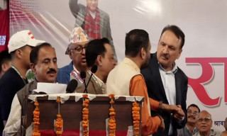 कांग्रेस इतर समूहको भेलामा विवाद, धर्मको विषयमा निधि र महतबीच मञ्चमै खोसाखोस