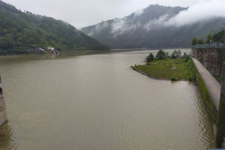 इन्द्रसरोवरमा पानीको सतह बढेपछि हेटौंडा–काठमाडौं छोटो मार्गमा सवारी रोक