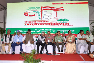 कांग्रेसमा मतदानअघि उम्मेदवारसँग छलफल गर्दै निर्वाचन समिति